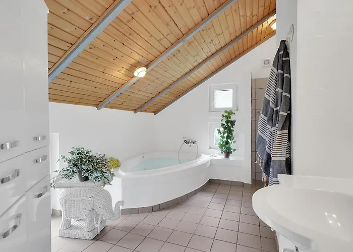 Holiday home Stunning In With Kitchen Romo